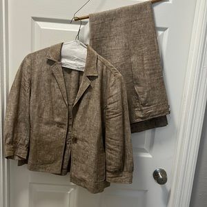 Women’s pants suit